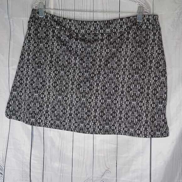 Tranquulity Black and White Patterned Athletic Skirt - Picture 5 of 8